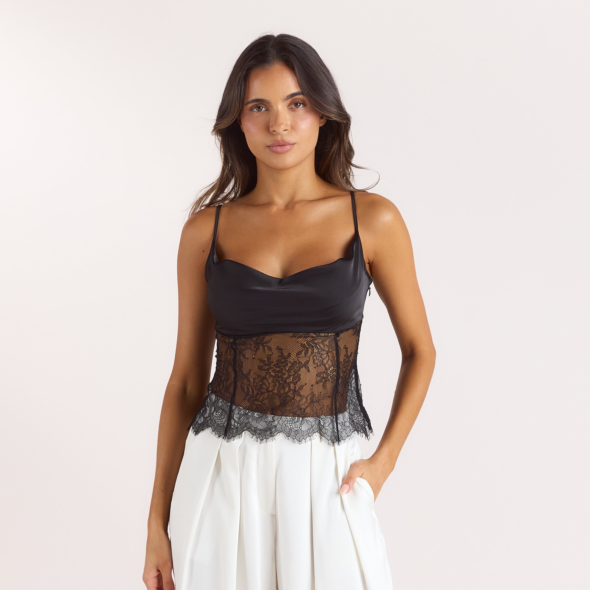 Cami Top i satin med cowl neck - Svart alternate