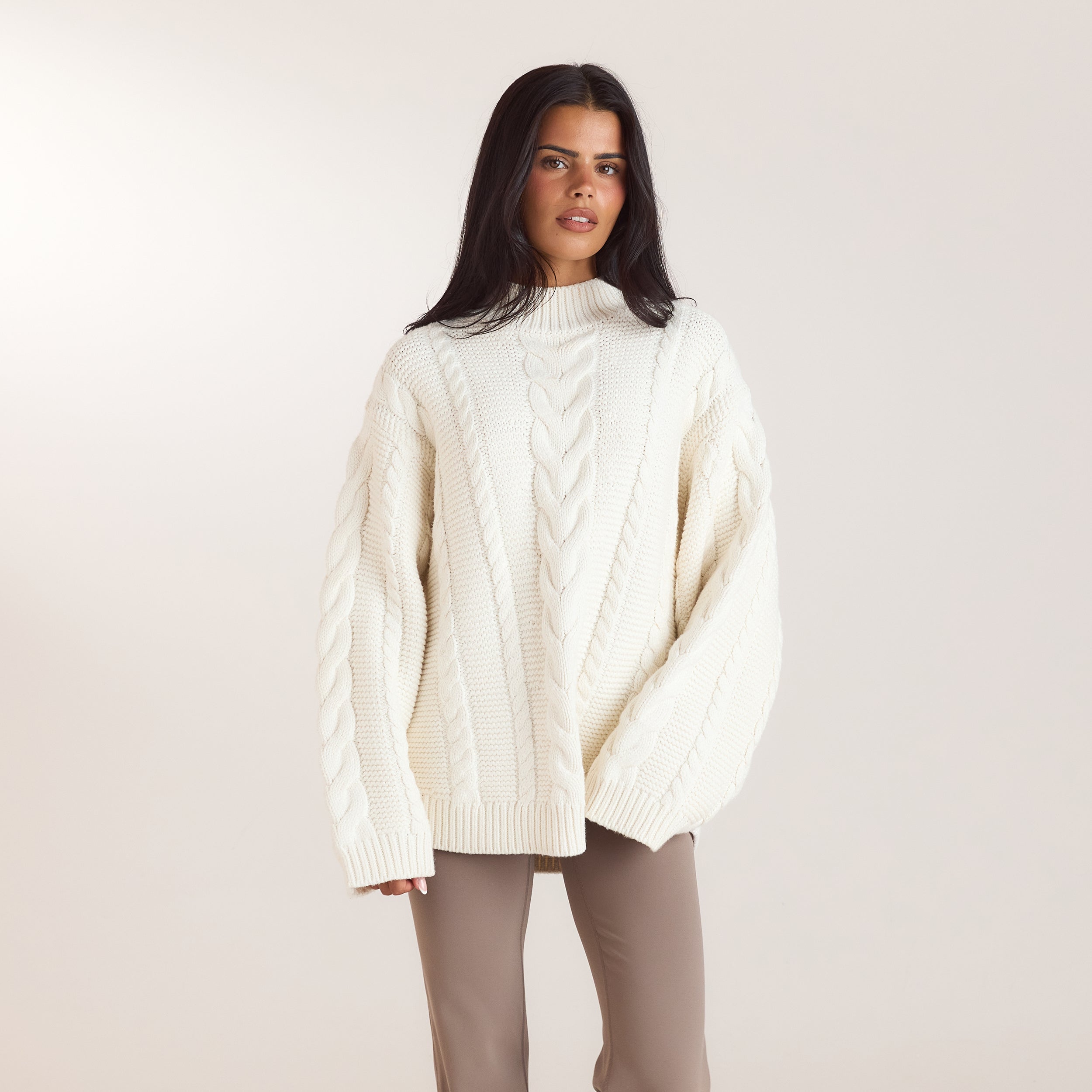 Oversized kabelstickad tröja | Oversized kabelstickad tröja - Krämfärgad