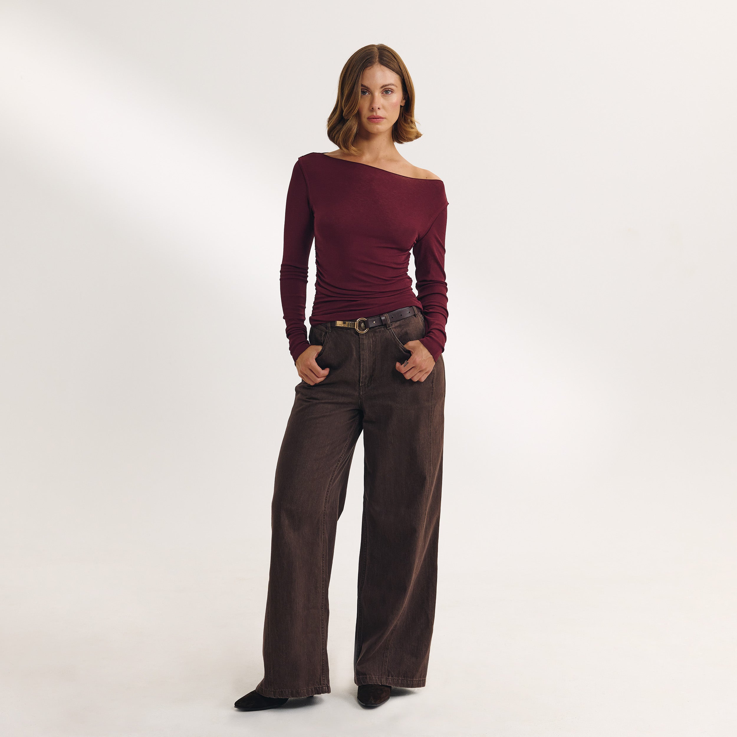 Topp med sned halsringning | Topp med sned halsringning - Körsbärslack