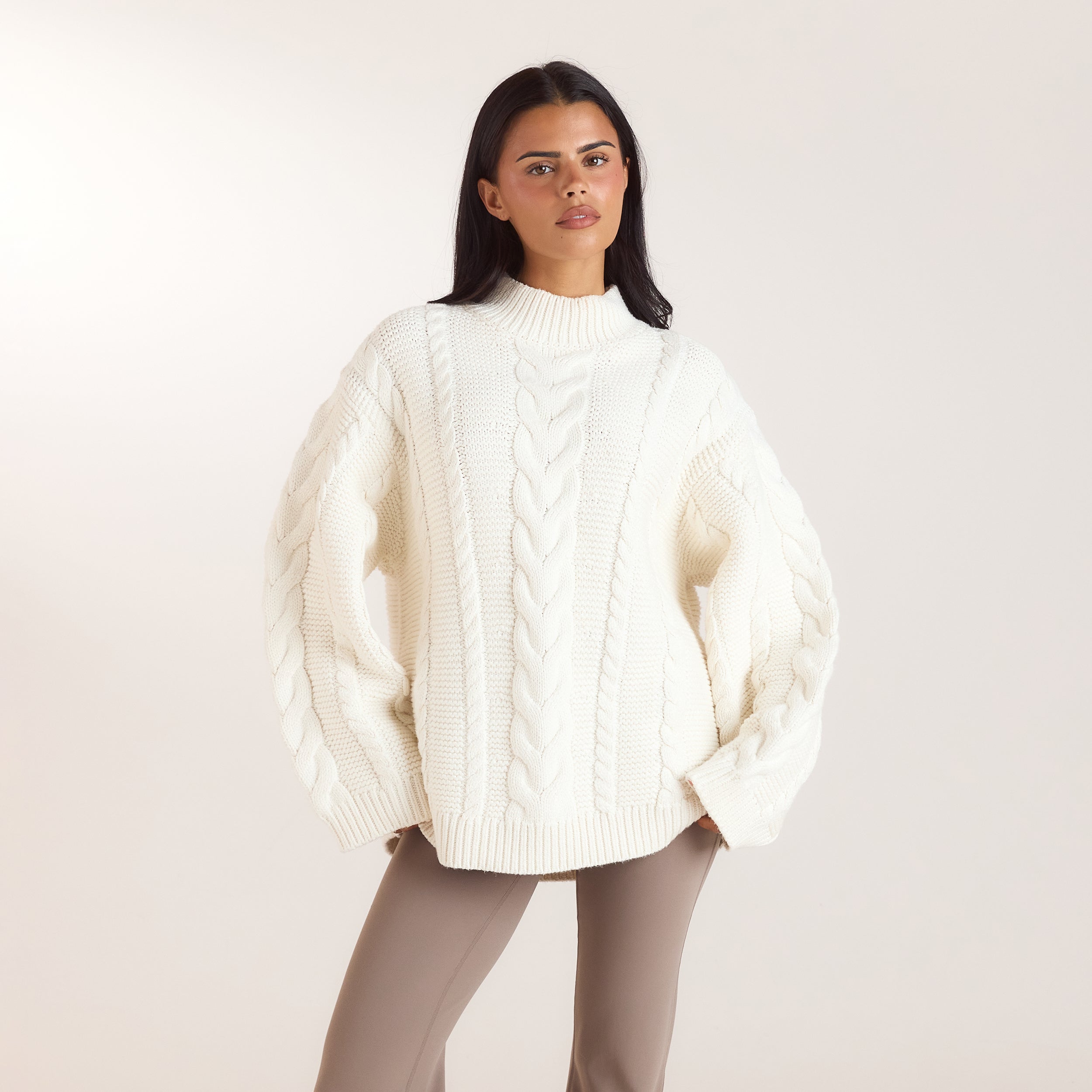 Oversized kabelstickad tröja | Oversized kabelstickad tröja - Krämfärgad